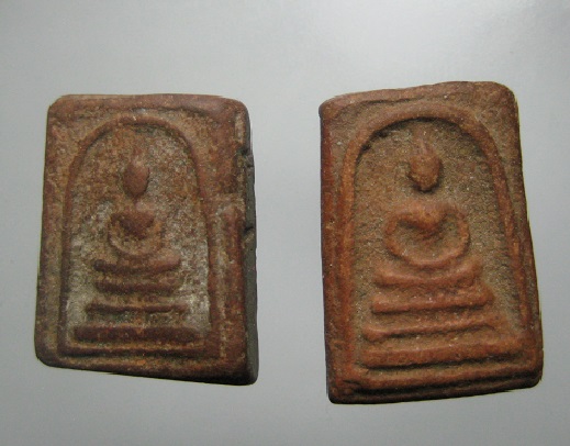 พระสมเด็จคะแนนจิ๋ว เนื้อดินเผา 2 องค์