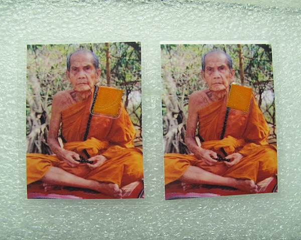  รูปถ่ายหลวงปู่หมุน ปี 43  ติดจีวร+เกศา ตอกโค๊ดนะ หลังปั๊มตราวัด ขนาด 1.5x2 นิ้ว 2  รูปครับ