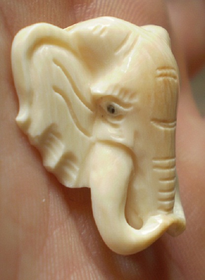 ห่วงกลางสร้อยพระ  หัวช้าง แกะจากงาช้างทั้งชิ้น  เคาะเดียว 
