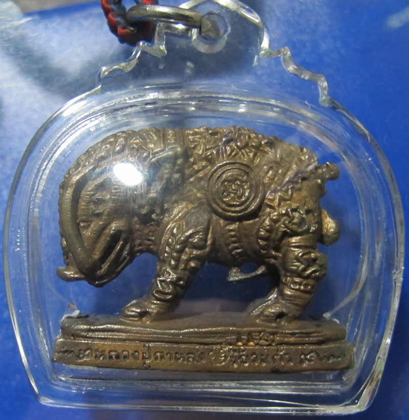 พญาหมูพลิกแผ่นดิน หลวงปู่กาหลง วัดเขาแหลม จ.สระแก้ว รุ่นแรก ปี 2549 เนื้อนวะโลหะ
