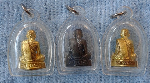 รูปเหมือนลอยองค์หลวงปู่ฮกเนื้อทองแดงลมดำ 1 องค์+เนื้อทองฝาบาตร 2 องค์เลื่อมพร้อมใช้เคาะเดียว