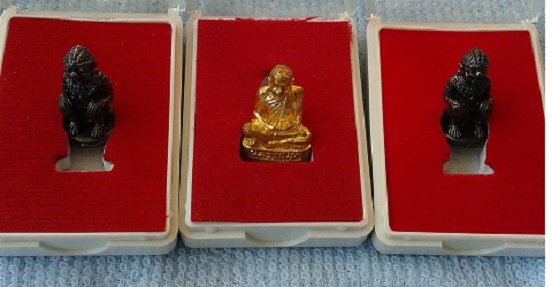 รูปเหมือนหลวงปู่ฮกเนื้อทองฝาบาตร 1 องค์+หนุมานทองแดงลมดำ  2   ตนเคาะเดียว