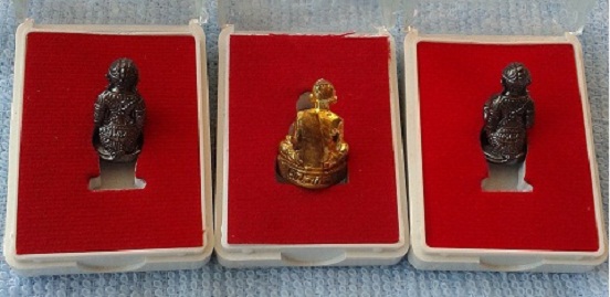 รูปเหมือนหลวงปู่ฮกเนื้อทองฝาบาตร 1 องค์+หนุมานทองแดงลมดำ  2   ตนเคาะเดียว