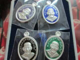 เคาะเดียว 101 ปี เม็ดแตงเนื้อเงินลงยาราชาวดี 4 สี น้ำเงิน ดำ ม่วง เขียว 1 ชุดรับพระ 4 องค์