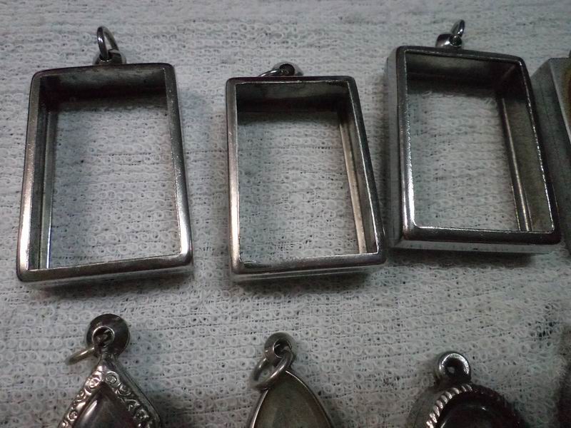 200.- กรอบสแตนเลสใส่พระ มือ2 จำนวน 9 กรอบ