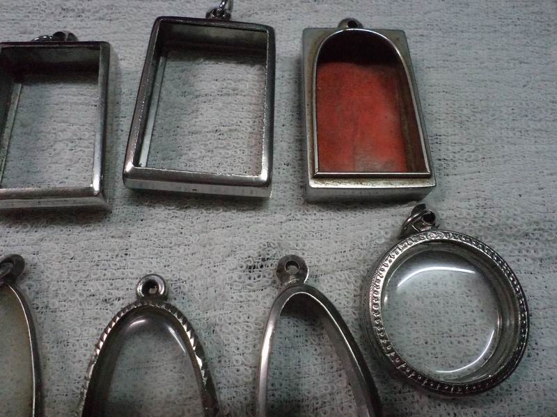 200.- กรอบสแตนเลสใส่พระ มือ2 จำนวน 9 กรอบ