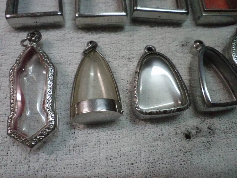 200.- กรอบสแตนเลสใส่พระ มือ2 จำนวน 9 กรอบ