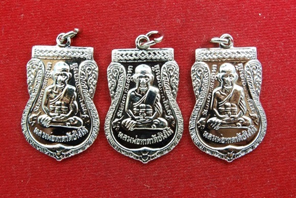 หลวงปู่ทวดวัดช้างให้ พิมพ์เสมาใหญ่ชุบนิเกิ้ล ปี 55 จำนวน 3 องค์ พร้อมซองวัดใบคาถา