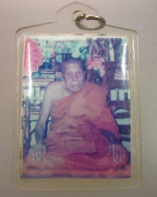 รูปพระเกจิหลังผ้าจีวร