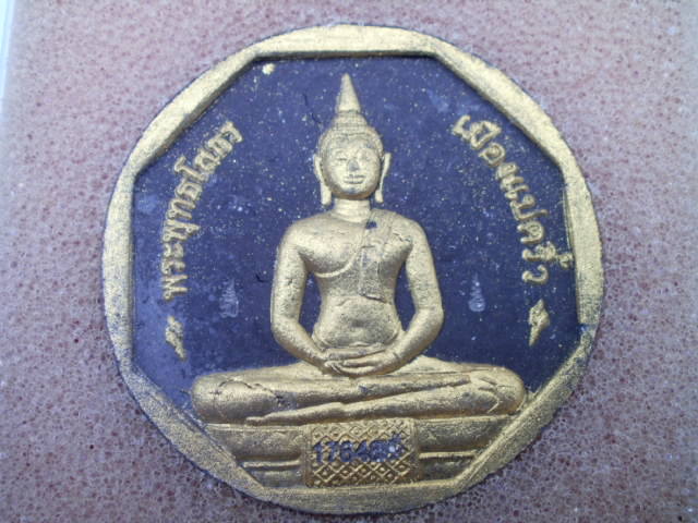 หลวงพ่อโสธร พระเนื้อผงแปดเหลี่ยม พิมพ์ใหญ่ รุ่น "ทองประทาน"(003)