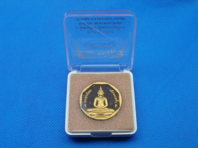 หลวงพ่อโสธร พระเนื้อผงแปดเหลี่ยม พิมพ์ใหญ่ รุ่น "ทองประทาน"(003)