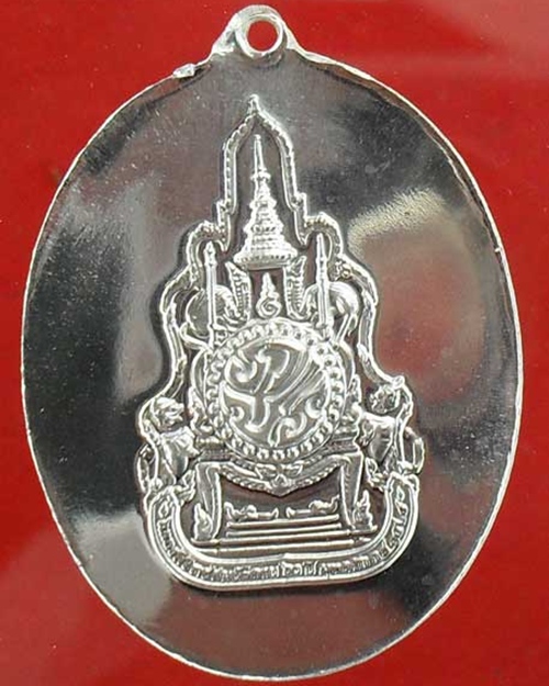 วัดใจเคาะเดียว เหรียญในหลวงทรงกล้อง เนื้อเงินปัดเงา ฉลองครองสิริราชสมบัติครบ ๖๐ ปี พศ.2549 (4)