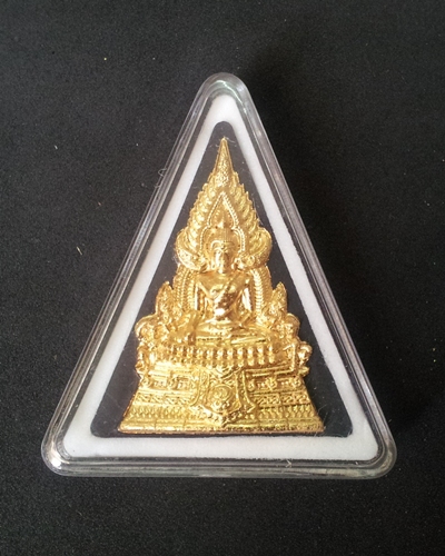 พระพุทธชินราช (จำลอง) เนื้อผงปิดทองด้านหน้า หลังภปร. เงินชุบทองคำขาว หมายเลข 1953