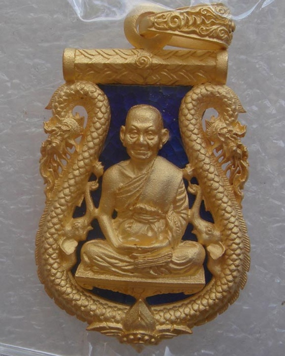 เหรียญเสมาฉลุลายยกซุ้มพญานาค หลวงพ่อจรัญ รุ่นนฤมิตรโชค เนื้อบรอนซ์ชุบทองไมครอนลงยาสีน้ำเงิน