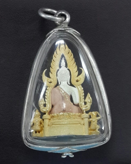พระพุทธชินราช ภปร เนื้อเงินสามกษัตริย์พิมพ์ใหญ่ 1/2 นิ้ว โครงการ "เพราะแผ่นดินนี้ คือแผ่นดินเกิด"