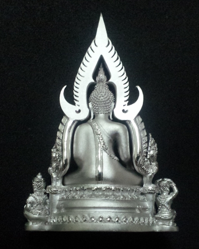 พระพุทธชินราช (จำลอง) ภปร. เนื้อเงินชุบทองคำขาว พิมพ์ใหญ่ (ขนาดหน้าตัก ๓/๔ นิ้ว) หมายเลข 736