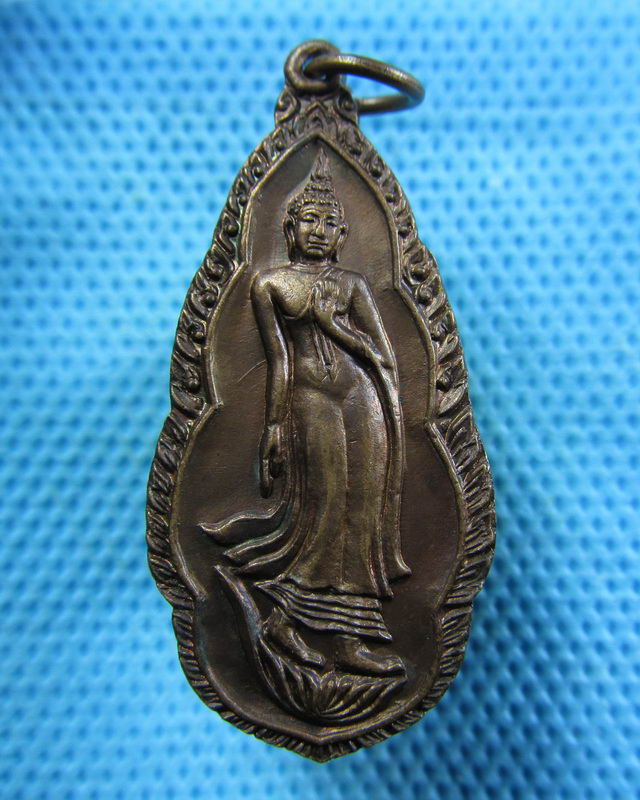 เหรียญพระลีลา ที่ระลึกงานยกช่อฟ้าอุโบสถ วัดเทพลีลา(ตึก) ปี2524...เริ่ม20บาท( 21/11/57-75 )