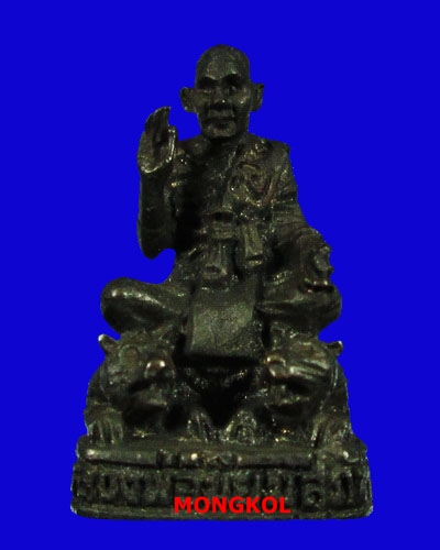 พระหล่อรูปเหมือนอุดกริ่งหลวงพ่อนิยม (สุภัทโธ) วัดป่าหลักร้อย พิมพ์นั่งเสือ เนื้อนวะโลหะ จ.นครราชสีมา