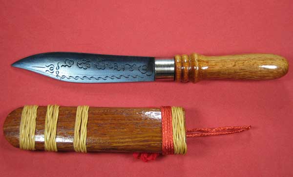 "เคาะเดียว"มีดหมอน้ำพี้ (พิมพ์เล็ก) หลวงปู่คำบุ คุตฺตจิตฺโต หมายเลข ๔๔๗ ยาวรวมด้าม ๗ นิ้ว 