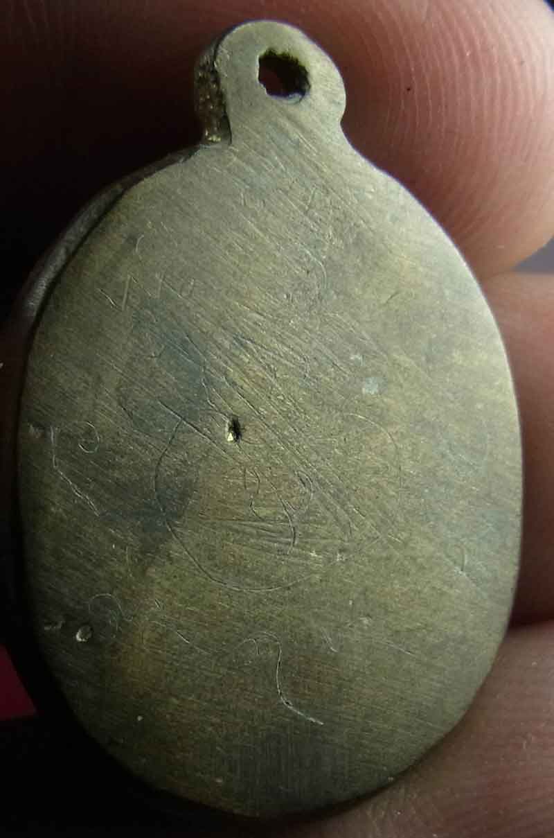 เหรียญหล่อโบราณรูปไข่พิมพ์เล็ก หลวงปู่สำเร็จลุน (สมเด็จลุน) วัดบ้านเวินไซ  นครจำปาศักดิ์ ปี 1889