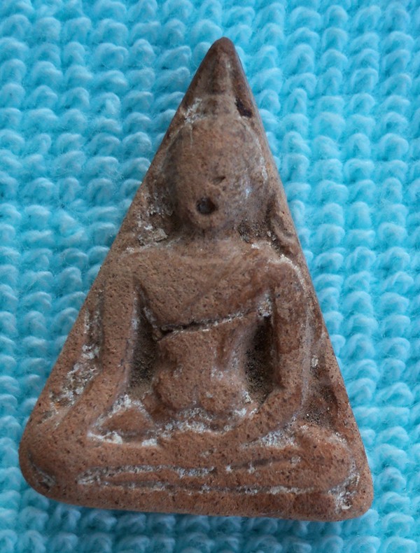พระนางพญา หลังยันต์ ค่ายอดิศร ปี14 (เคาะเดียวแดง)