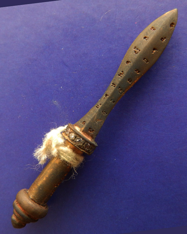 5.หายาก !! พระขรรค์เพชรพระพุทธเจ้ารุ่นแรก หลวงปู่คำบุ วัดกุดชมภู พ.ศ. 2553 ยิงเลข พร้อมกล่องเดิม