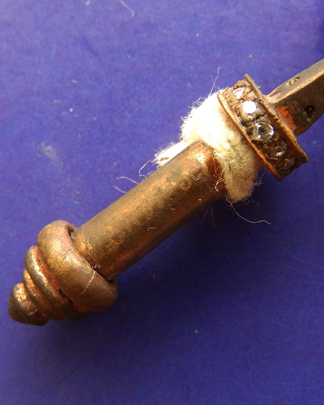 5.หายาก !! พระขรรค์เพชรพระพุทธเจ้ารุ่นแรก หลวงปู่คำบุ วัดกุดชมภู พ.ศ. 2553 ยิงเลข พร้อมกล่องเดิม