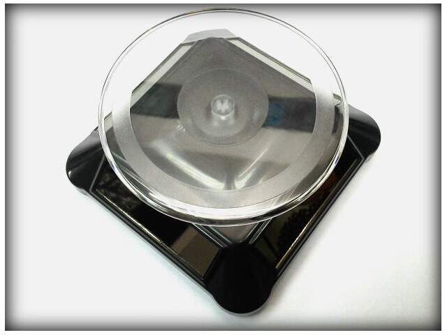 แท่นโชว์สินค้าหมุนได้ พลังงานแสง solar display stand สีดำ