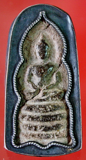 นาคปรกเนื้อชินสนิมแดง(ไม่ระบุกรุ) ในกรอบเนื้อเงินแบบโบราณ