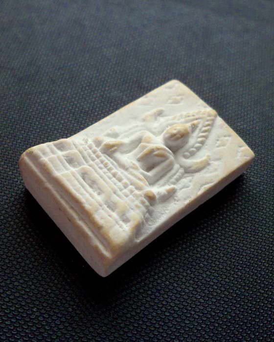 พระพุทธชินราช เนื้อผงสีขาว องค์่เล็กๆ