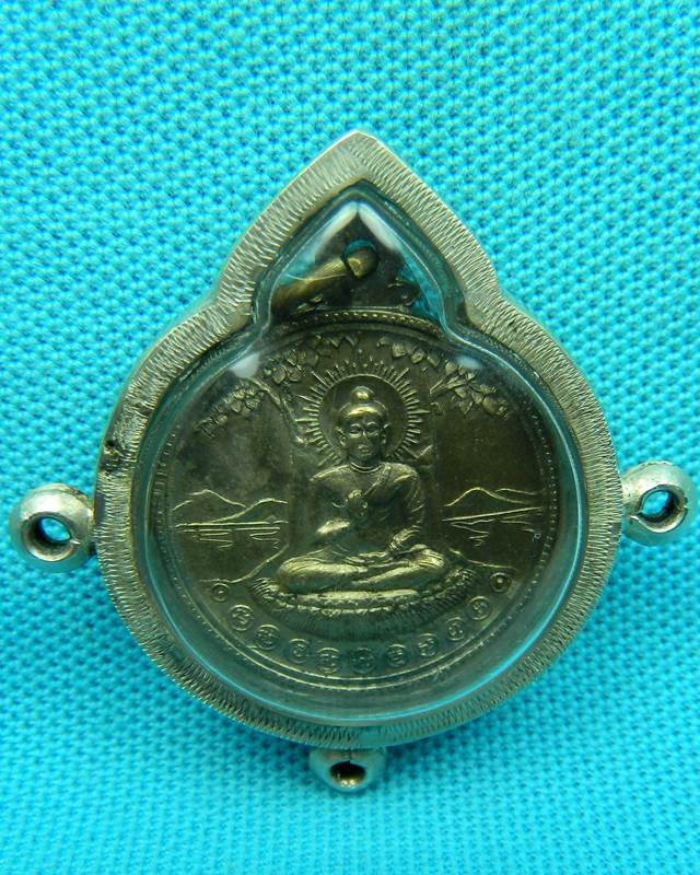 เหรียญเลื่อนสมณศักดิ์ ลพ.แฉล้ม วัดโพธิ์บางคล้า ปี 2518 เนื้ออัลปาก้า หลวงปู่ทิมปลุกเสกเลี่ยมเงินครับ
