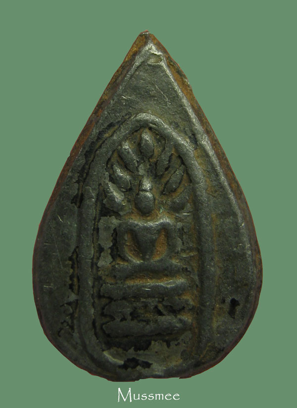 @@@ พระกลีบบัวเนื้อตะกั่วจุ่มรัก (หลังพระนาคปรก ) หลวงพ่อเดิม วัดหนองโพธิ์ พระสวยยยยยยยยยยยยย @@@