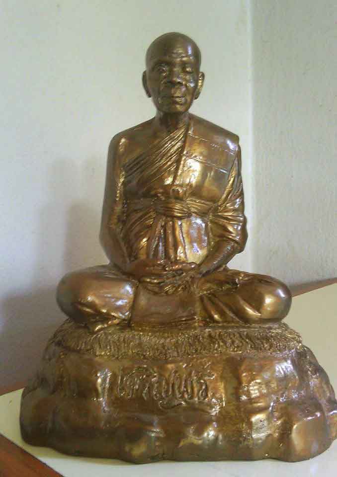 พระบูชาหลวงพ่อคูณ รุ่นเจริญพรบน89นั่งเต็มองค์ ออกวัดถนนหักใหญ่ ปี55 เนื้อโลหะรมมันปู หมายเลข ๙๐๓