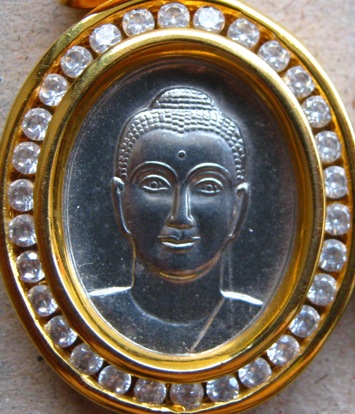  เหรียญพระพุทธ ครึ่งองค์ วัดธรรมกาย ล้อมเพชร สวยๆ