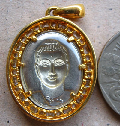  เหรียญพระพุทธ ครึ่งองค์ วัดธรรมกาย ล้อมเพชร สวยๆ