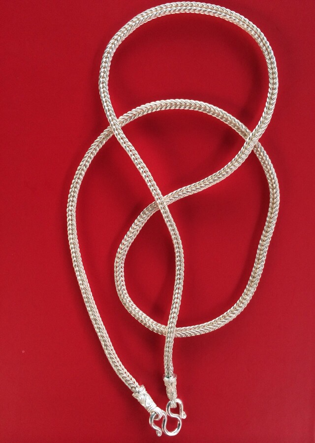 สร้อยเงิน ลายสี่เสาเหลี่ยม (สวมหัวได้) ทำจาก เงินแท้92.5% ยาว 24 นิ้ว หนักประมาณ 30 กรัม (2บาท