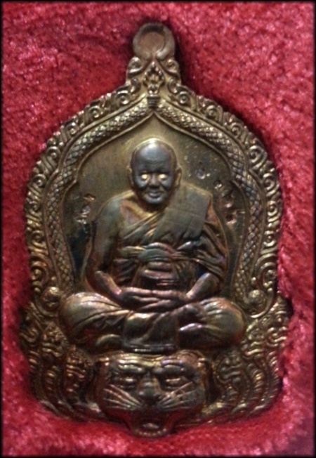 หลวงพ่อเปิ่น วัดบางพระ amazing เนื้อทองแดงห่วงตัน สวยเดิม คากล่อง