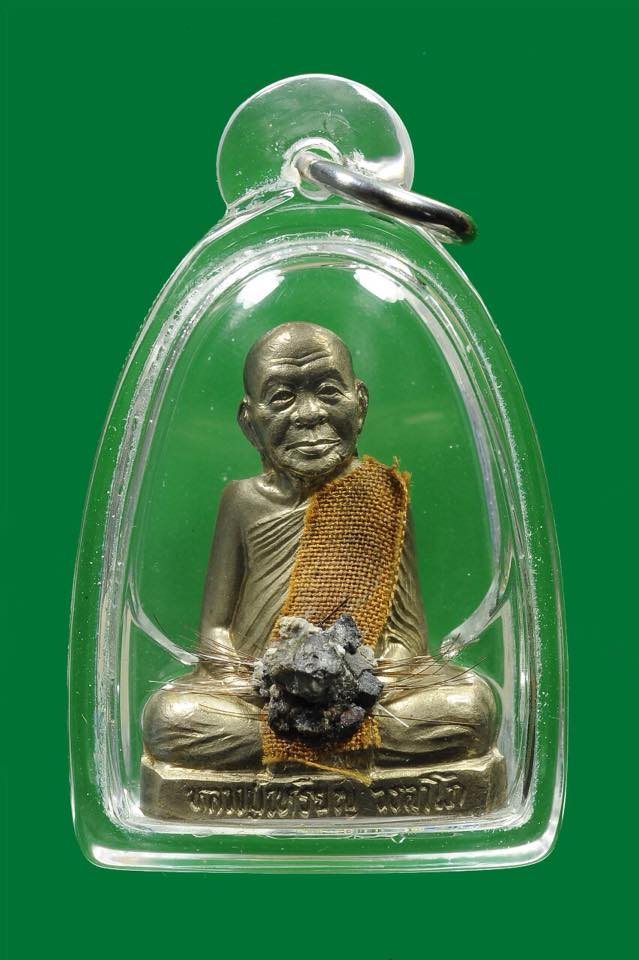 รูปเหมือนปั๊ม รุ่นแรก ปี41 เนื้ออัลปาก้า ติดเกศา,จีวร,พระธาตุของหลวงปู่ มอบหนังสือ,อังคารธาตุ 