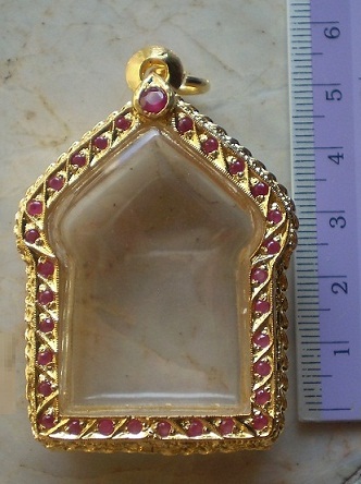 ตลับเงินล้อมเพลอยแดง  ชุบทองแท้ ใส่ขุนแผนผงพรายพิมพ์ใหญ่  เคาะเดียว 