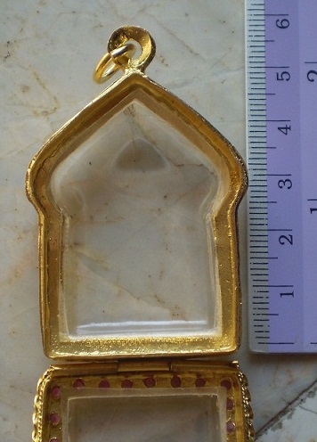 ตลับเงินล้อมเพลอยแดง  ชุบทองแท้ ใส่ขุนแผนผงพรายพิมพ์ใหญ่  เคาะเดียว 