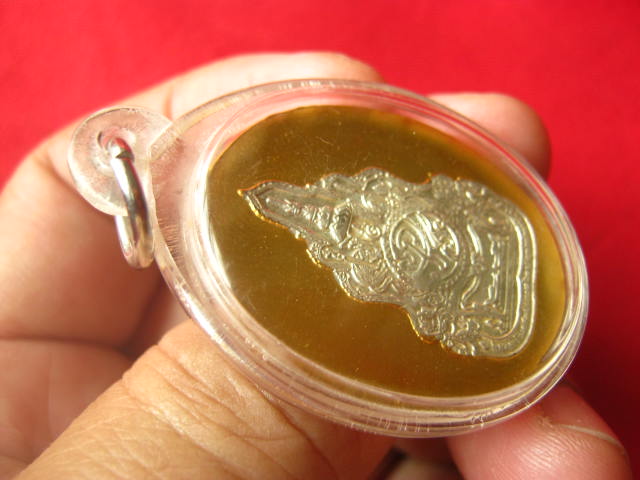 เหรียญในหลวงทรงกล้อง ฉลองสิริราชสมบัติครบ ๖๐ ปี พ.ศ. 2549 สวยครับ