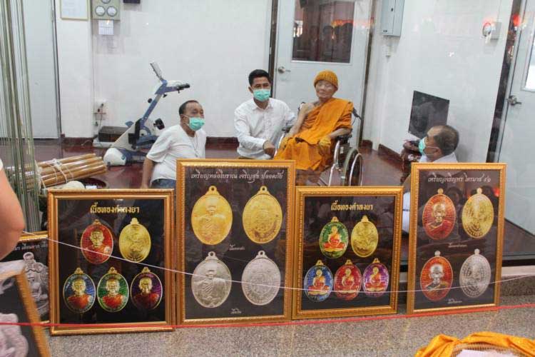 เหรียญแจกทาน หนุมานเชิญธง หลังยันต์ รุ่น เจริญสุข ปลอดภัย เนื้อทองแดงผิวรุ้ง หมายเลข 1810 กล่องเดิม