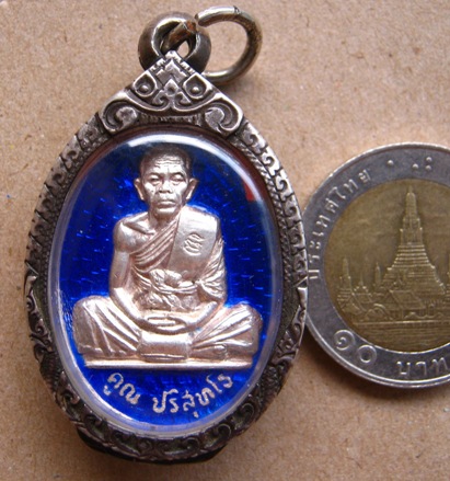 เหรียญหลวงพ่อคูณ รุ่นสร้างบารมี ปี 2536 เนื้อเงินลงยา เลี่ยมเงินพร้อมใช้