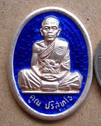เหรียญหลวงพ่อคูณ รุ่นสร้างบารมี ปี 2536 เนื้อเงินลงยา เลี่ยมเงินพร้อมใช้