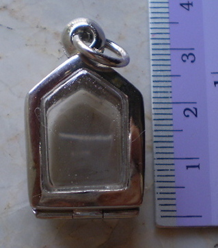 ตลับเงินขัดเงา  ใส่ขุนแผนผงพราย  พิมพ์เล็ก  เคาะเดียว 