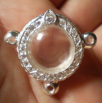 ตลับเงินขัดเงา ล้อมเพชร  3 ห่วง  ใส่ลูกอม  ขนาดไม่เกิน 2 ซม  เคาะเดียว 