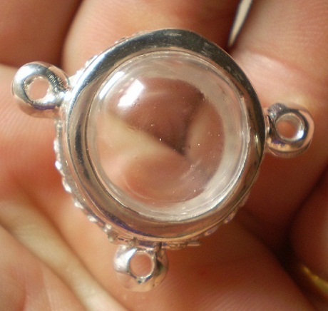 ตลับเงินขัดเงา ล้อมเพชร  3 ห่วง  ใส่ลูกอม  ขนาดไม่เกิน 2 ซม  เคาะเดียว 