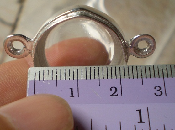 ตลับเงินขัดเงา ล้อมเพชร  3 ห่วง  ใส่ลูกอม  ขนาดไม่เกิน 2 ซม  เคาะเดียว 