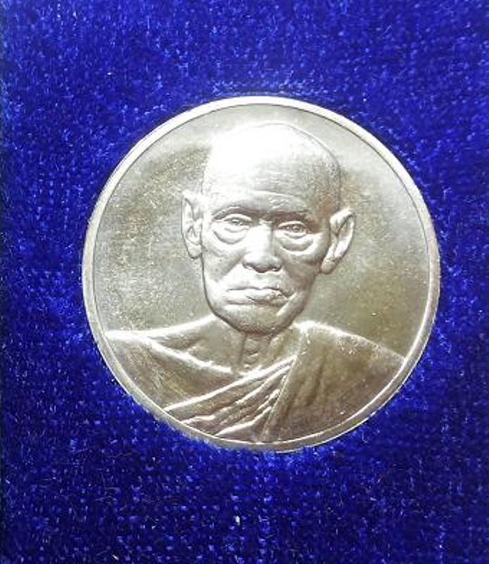 เหรีญญอนุสรณ์ 122 ปี สมเด็จโตฯ วัดระฆัง พิมพ์ใหญ่ เนื้อเงิน สภาพสวย ซองเดิม กล่องเดิมครับ