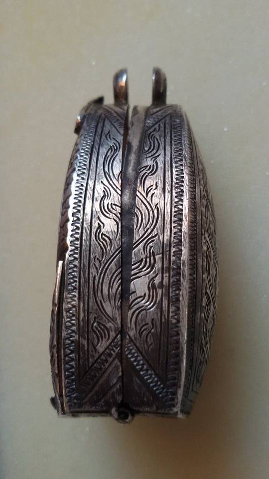 ตลับเงิน งานเก่าแกะมือ ใส่พระกริ่ง พระเนื้อผงวัดประสาท